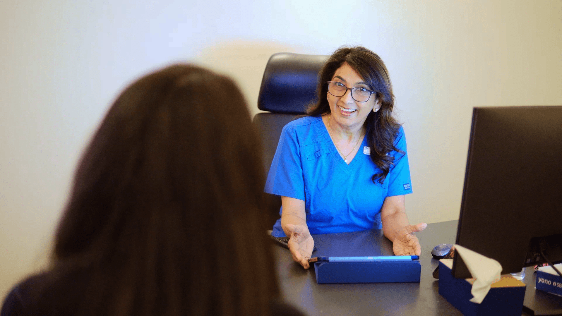 Dr Sapna during a patient consultation for IVF at ARGC